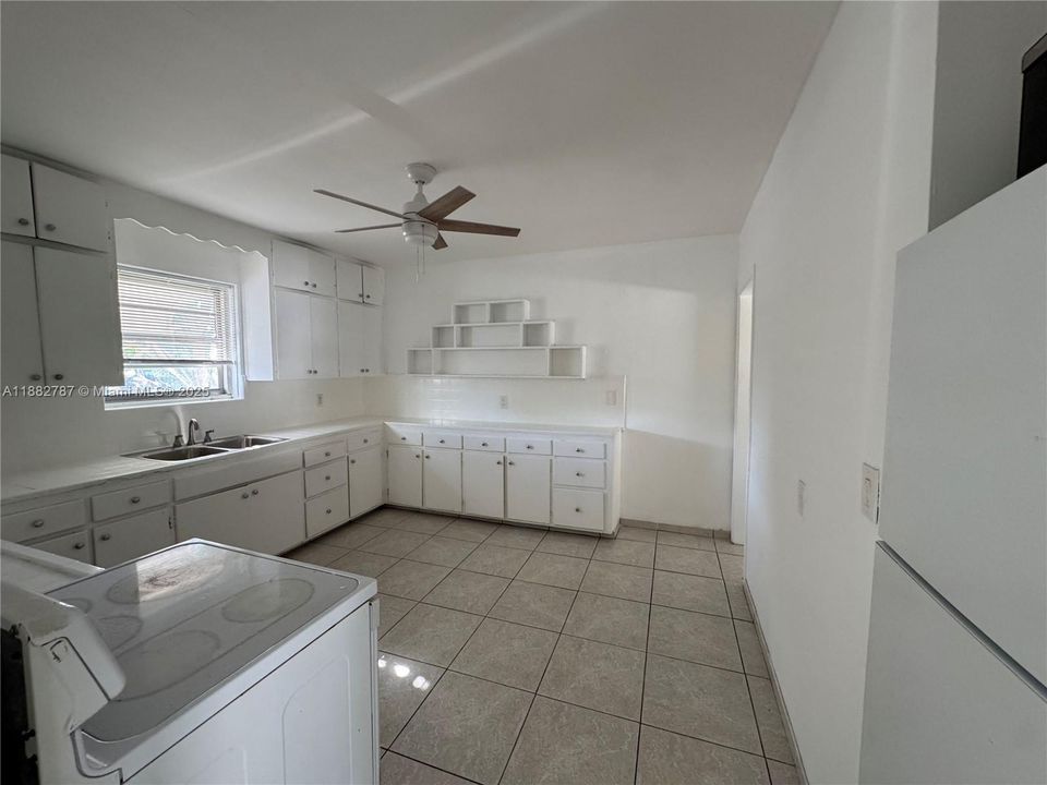 Activo con contrato: $1,800 (2 camas, 1 baños, 10333 Pies cuadrados)