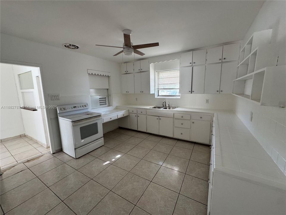 Activo con contrato: $1,800 (2 camas, 1 baños, 10333 Pies cuadrados)