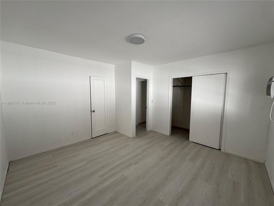 Activo con contrato: $1,800 (2 camas, 1 baños, 10333 Pies cuadrados)