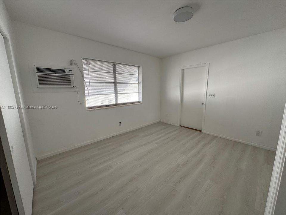 Activo con contrato: $1,800 (2 camas, 1 baños, 10333 Pies cuadrados)