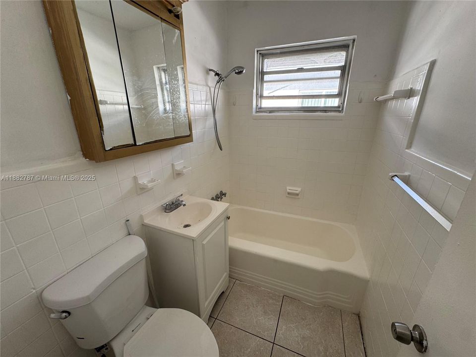 Activo con contrato: $1,800 (2 camas, 1 baños, 10333 Pies cuadrados)