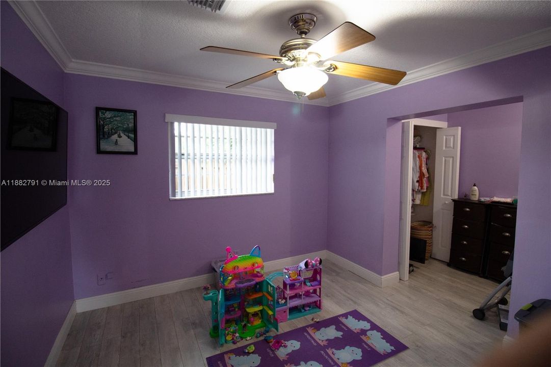 Recently Rented: $5,400 (5 beds, 3 baths, 3186 Square Feet)