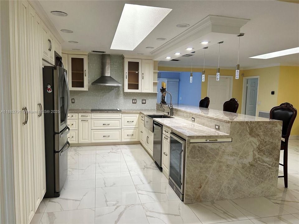 Recently Rented: $5,400 (5 beds, 3 baths, 3186 Square Feet)