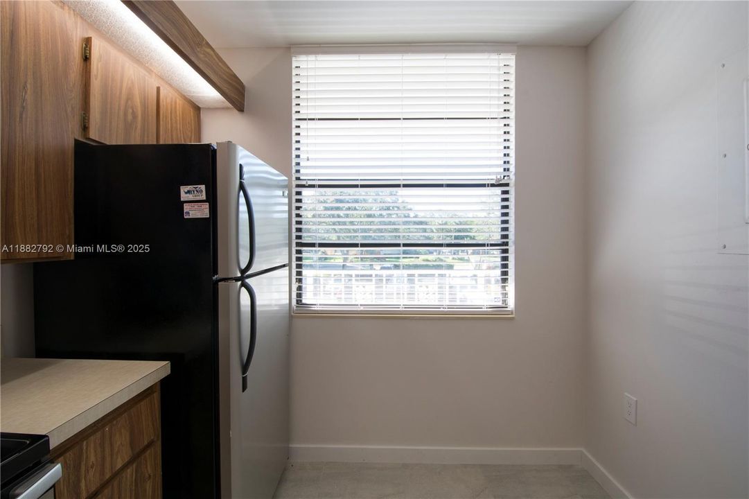 Active With Contract: $284,500 (2 beds, 2 baths, 1385 Square Feet)
