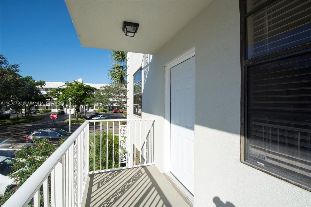 Active With Contract: $284,500 (2 beds, 2 baths, 1385 Square Feet)