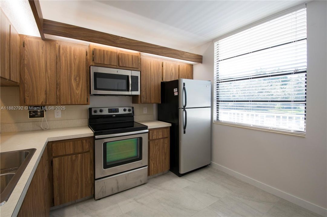 Active With Contract: $284,500 (2 beds, 2 baths, 1385 Square Feet)