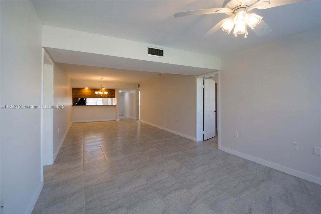 Active With Contract: $284,500 (2 beds, 2 baths, 1385 Square Feet)