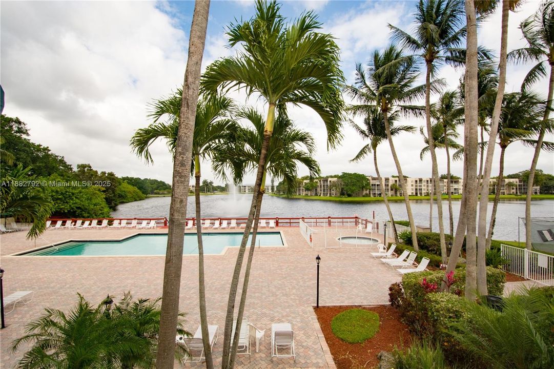 Active With Contract: $284,500 (2 beds, 2 baths, 1385 Square Feet)