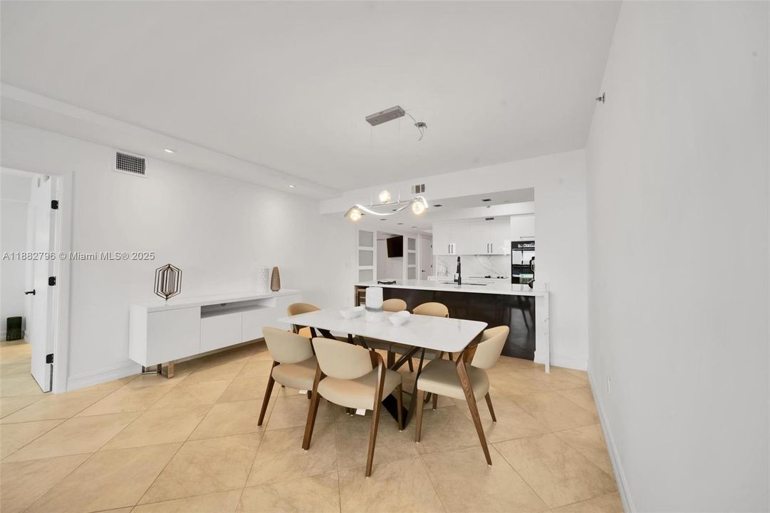 En Venta: $1,550,000 (3 camas, 3 baños, 1675 Pies cuadrados)