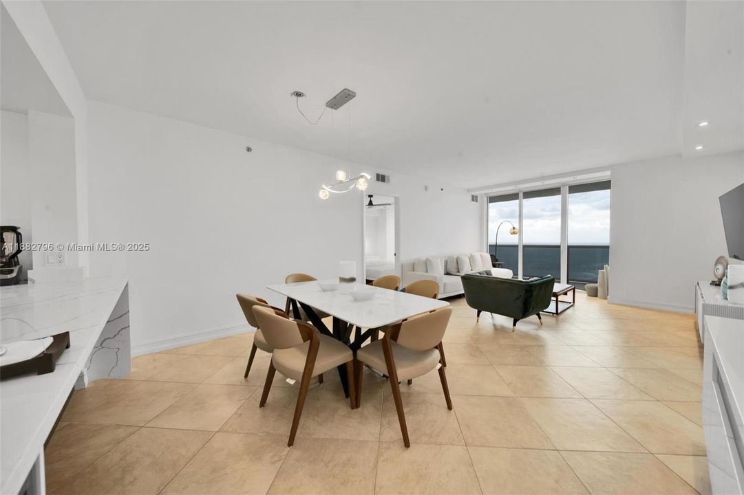 En Venta: $1,550,000 (3 camas, 3 baños, 1675 Pies cuadrados)