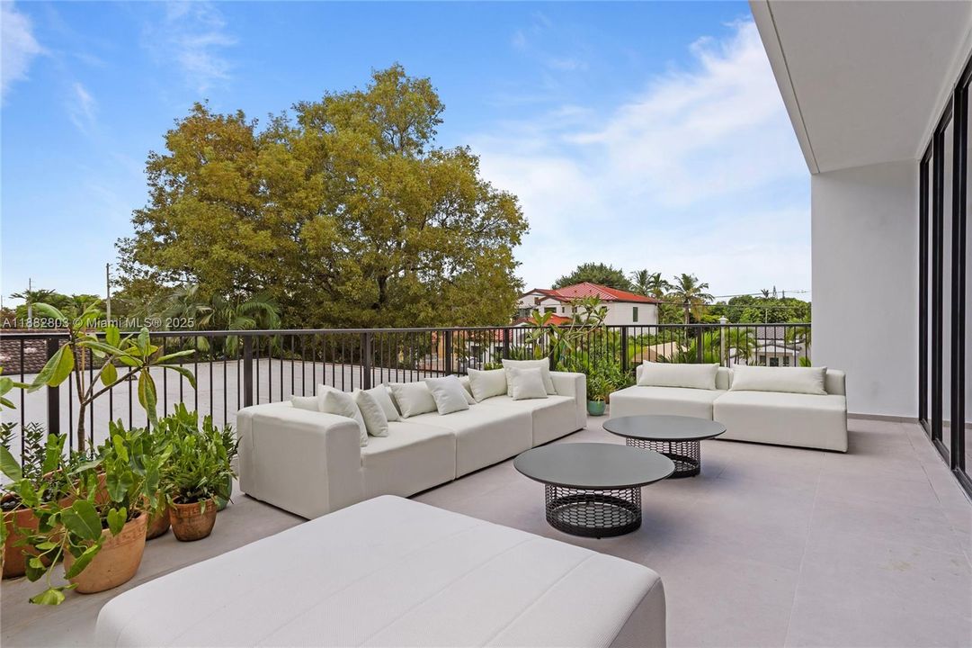 Active With Contract: $3,295,000 (4 beds, 4 baths, 3309 Square Feet)