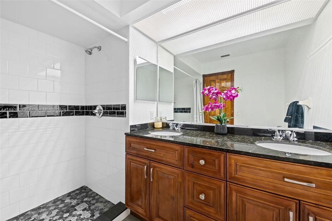 На продажу: $288,500 (3 спален, 2 ванн, 1600 Квадратных фут)