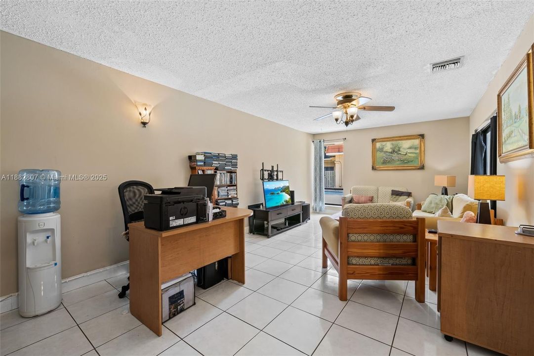 На продажу: $288,500 (3 спален, 2 ванн, 1600 Квадратных фут)