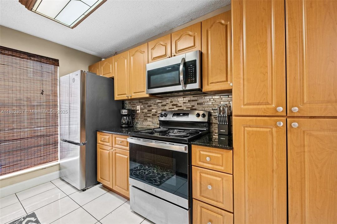 На продажу: $288,500 (3 спален, 2 ванн, 1600 Квадратных фут)