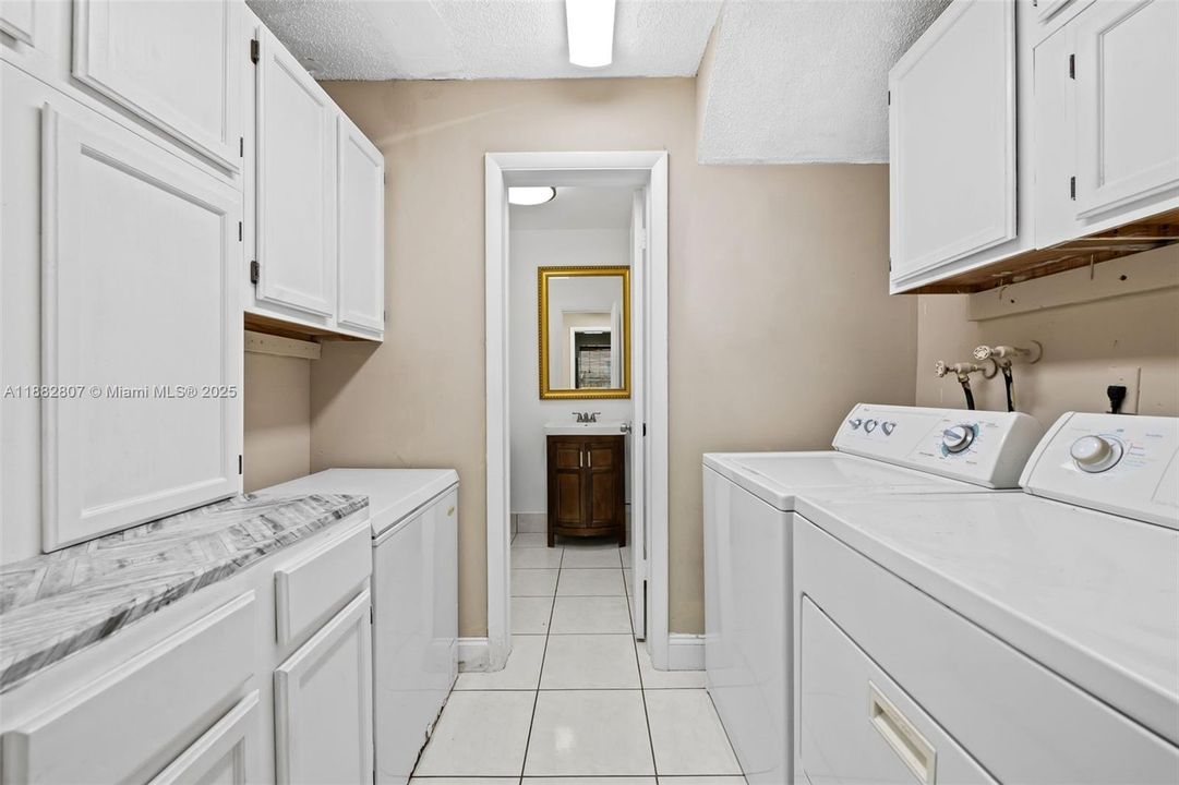 На продажу: $288,500 (3 спален, 2 ванн, 1600 Квадратных фут)