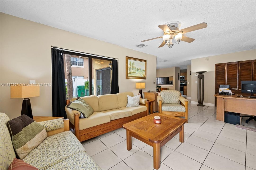 На продажу: $288,500 (3 спален, 2 ванн, 1600 Квадратных фут)