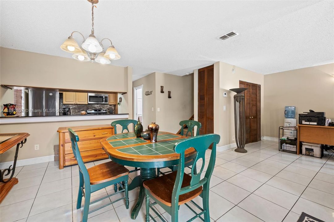 На продажу: $288,500 (3 спален, 2 ванн, 1600 Квадратных фут)