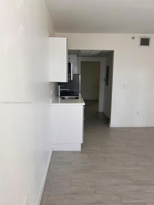For Rent: $1,800 (1 beds, 1 baths, 391 Square Feet)
