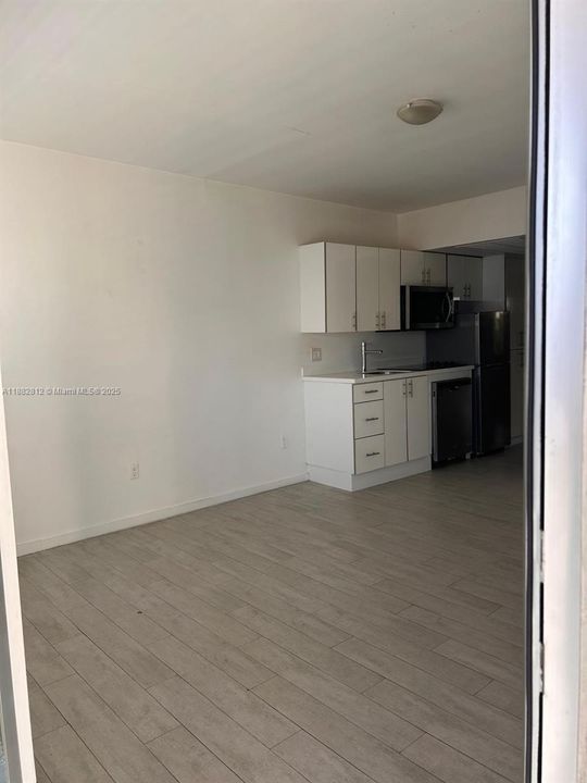 For Rent: $1,800 (1 beds, 1 baths, 391 Square Feet)