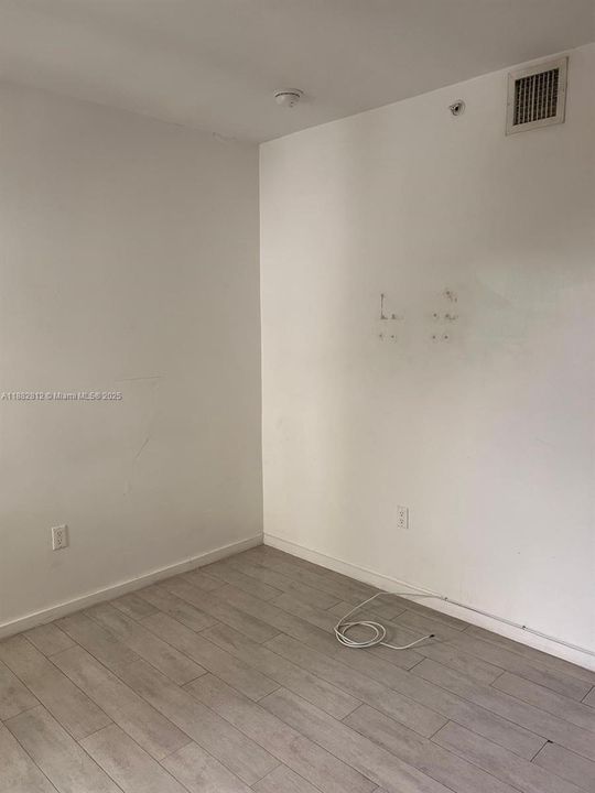 For Rent: $1,800 (1 beds, 1 baths, 391 Square Feet)
