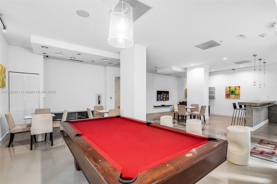 For Sale: $375,000 (1 beds, 1 baths, 784 Square Feet)