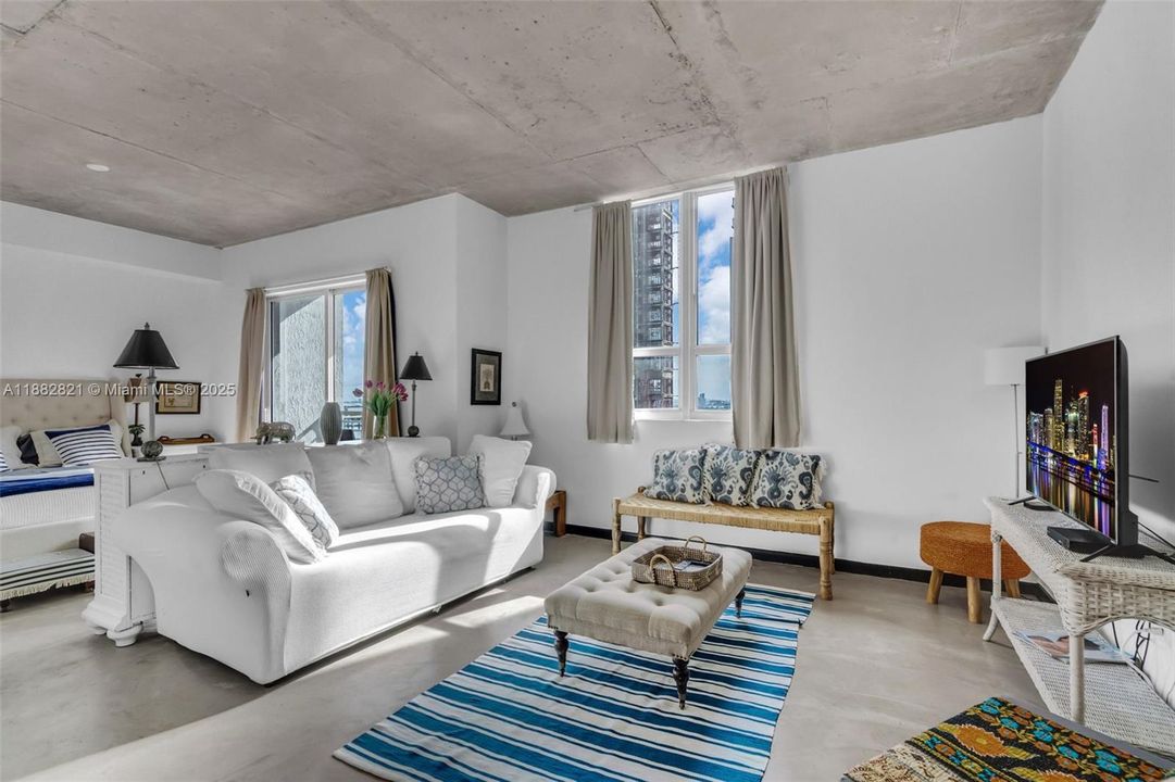 For Sale: $375,000 (1 beds, 1 baths, 784 Square Feet)