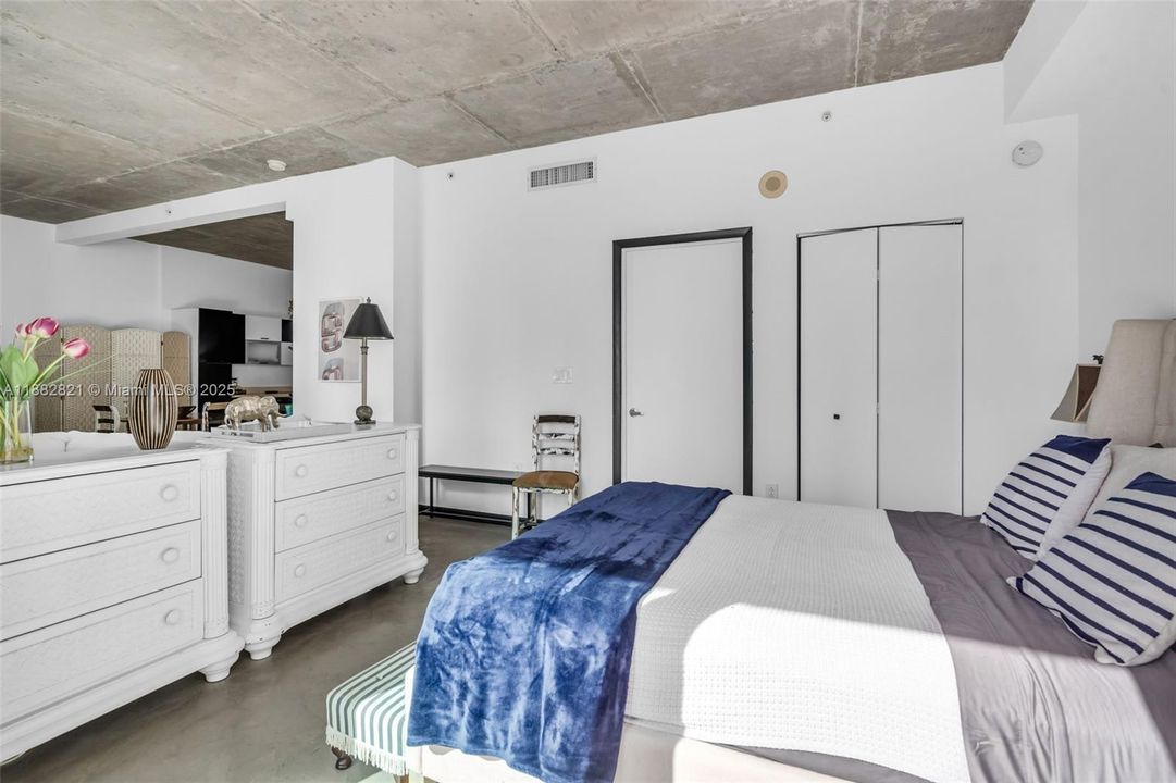 For Sale: $375,000 (1 beds, 1 baths, 784 Square Feet)