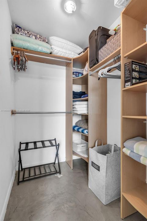 For Sale: $375,000 (1 beds, 1 baths, 784 Square Feet)