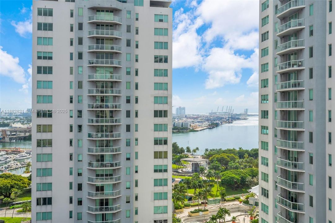 For Sale: $375,000 (1 beds, 1 baths, 784 Square Feet)