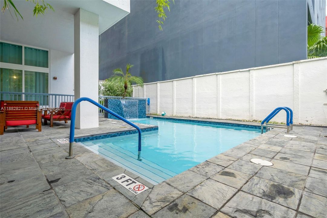 For Sale: $375,000 (1 beds, 1 baths, 784 Square Feet)