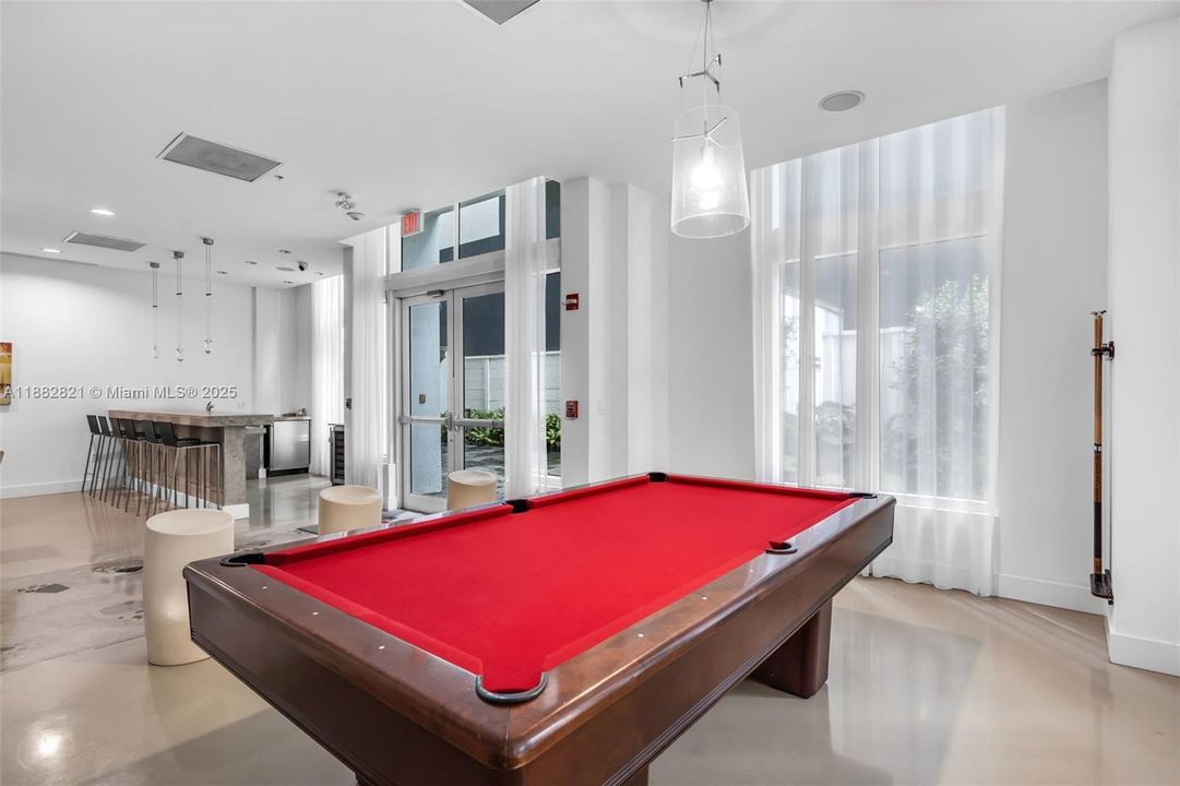 For Sale: $375,000 (1 beds, 1 baths, 784 Square Feet)