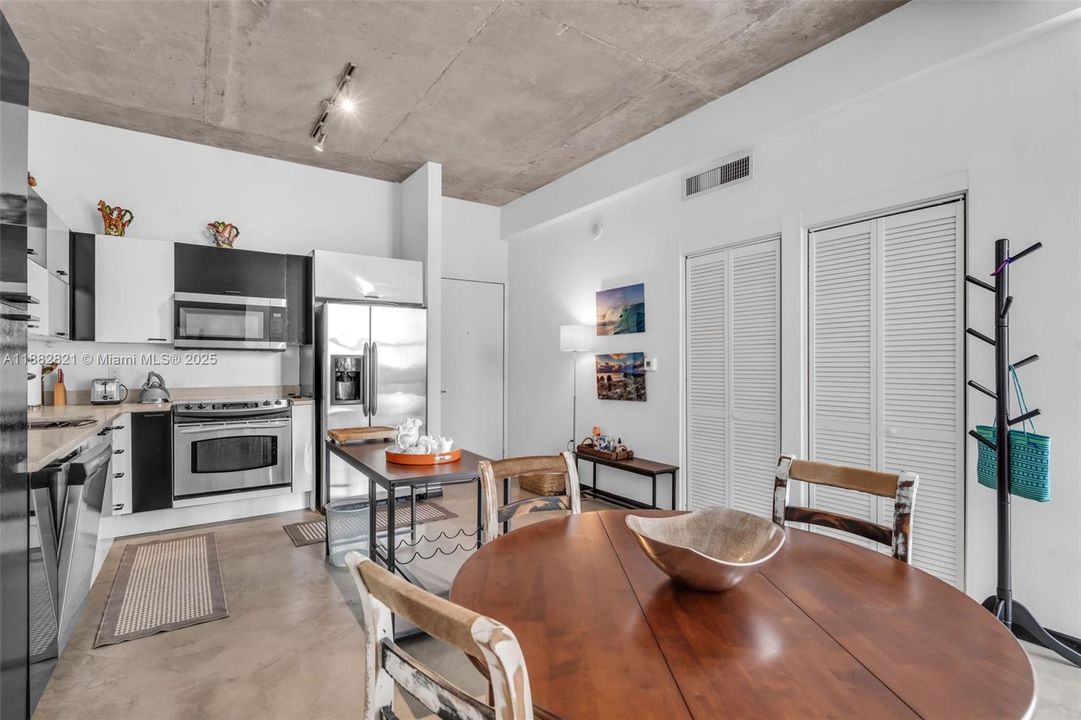 For Sale: $375,000 (1 beds, 1 baths, 784 Square Feet)