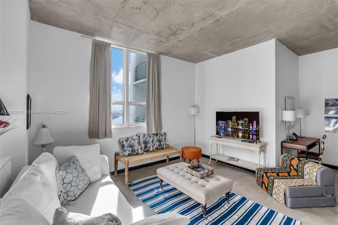 For Sale: $375,000 (1 beds, 1 baths, 784 Square Feet)