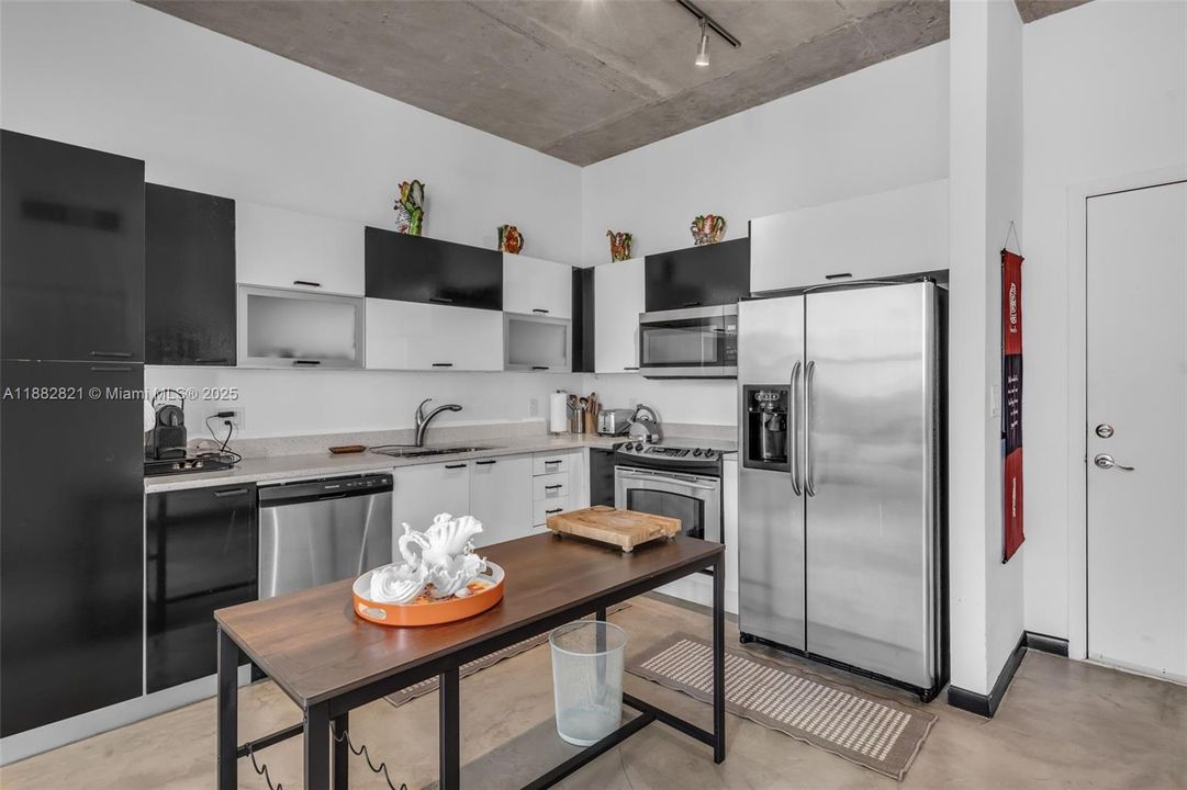For Sale: $375,000 (1 beds, 1 baths, 784 Square Feet)