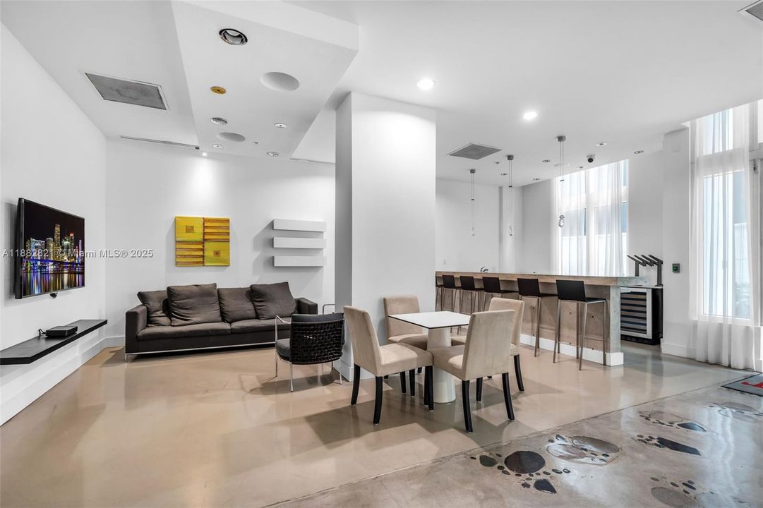 For Sale: $375,000 (1 beds, 1 baths, 784 Square Feet)