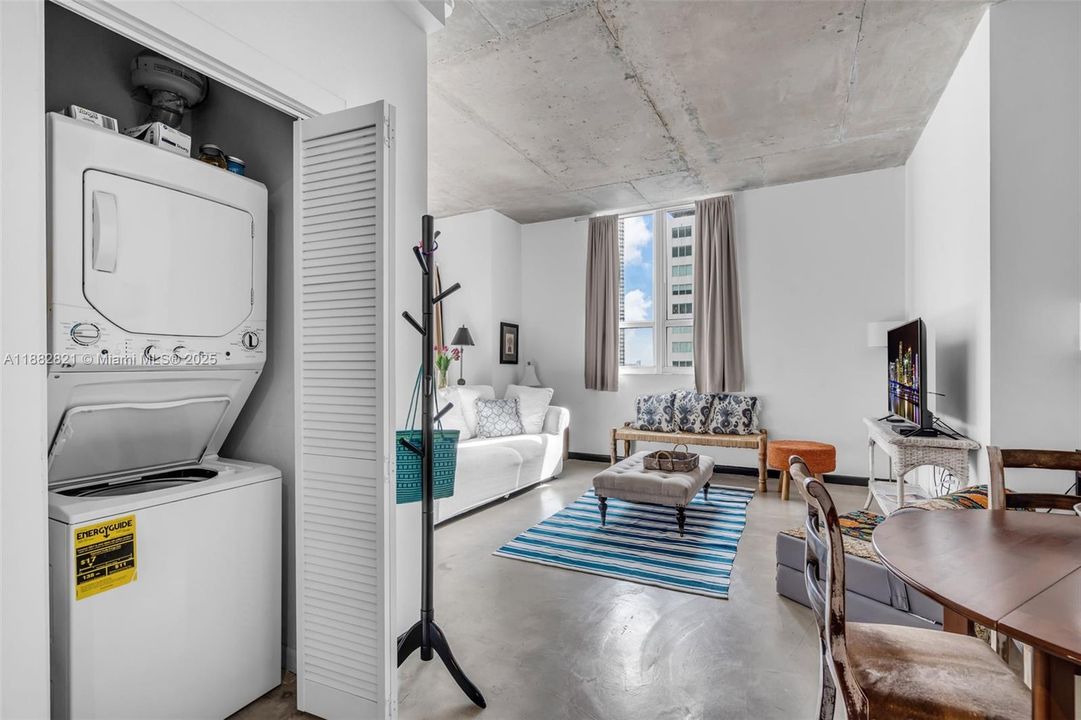 For Sale: $375,000 (1 beds, 1 baths, 784 Square Feet)