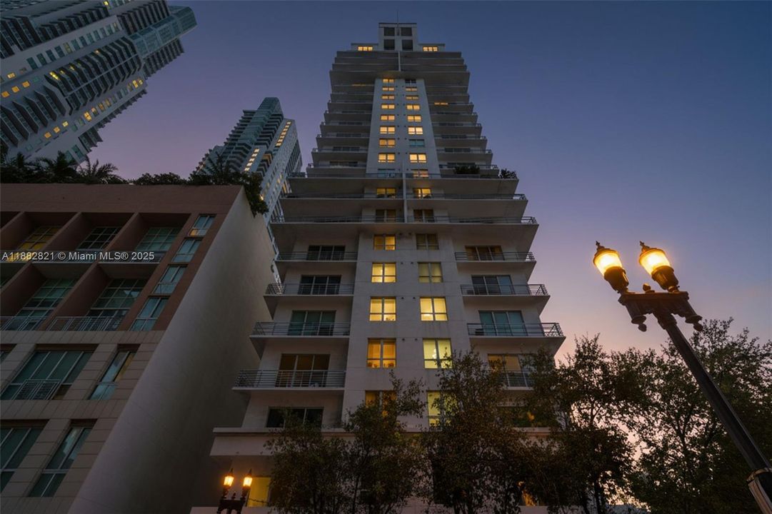 For Sale: $375,000 (1 beds, 1 baths, 784 Square Feet)