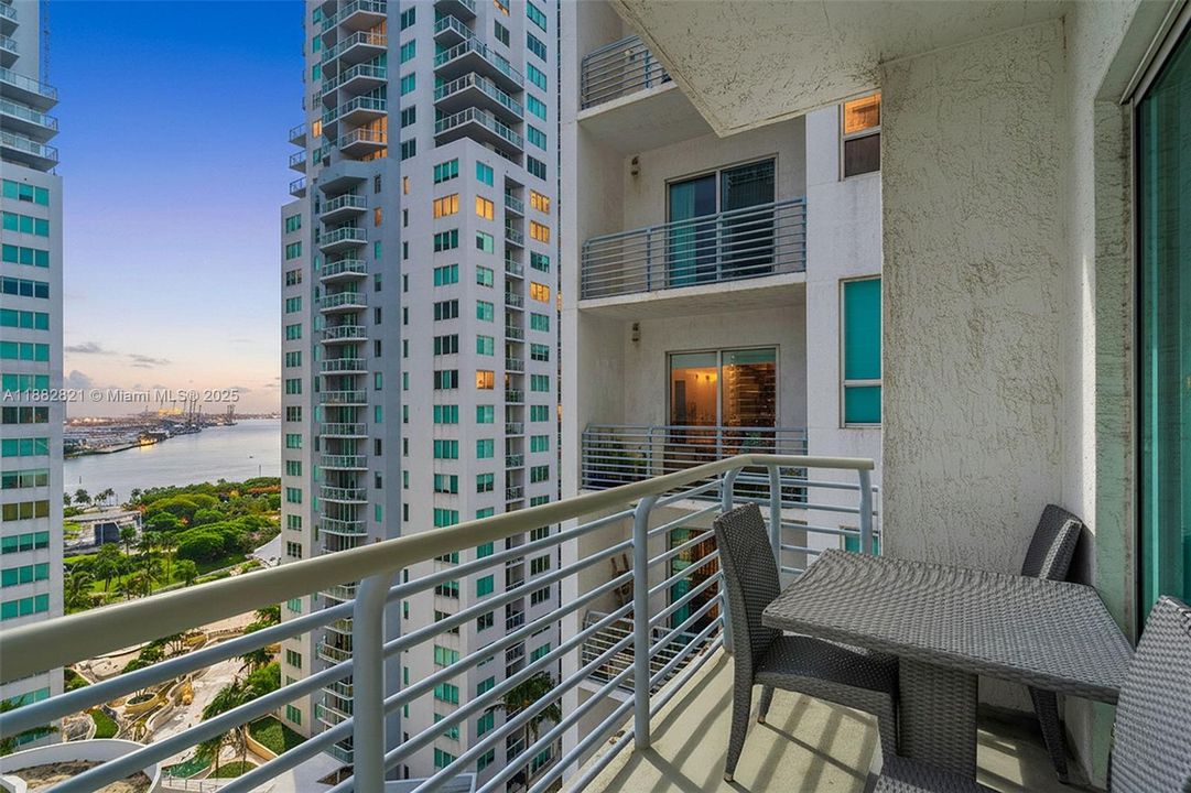 For Sale: $375,000 (1 beds, 1 baths, 784 Square Feet)