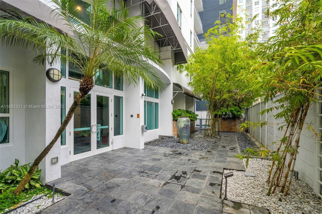 For Sale: $375,000 (1 beds, 1 baths, 784 Square Feet)