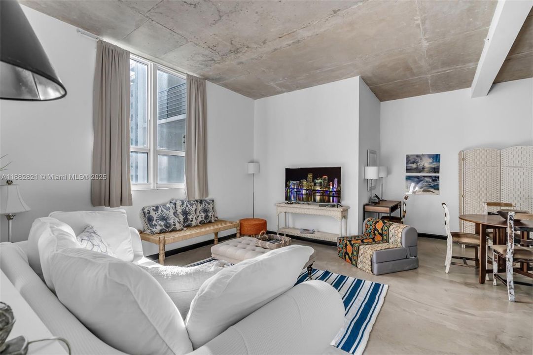 For Sale: $375,000 (1 beds, 1 baths, 784 Square Feet)