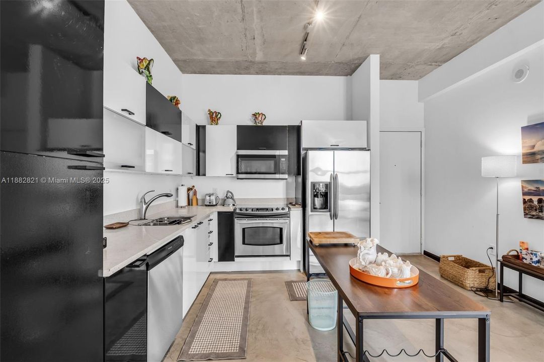 For Sale: $375,000 (1 beds, 1 baths, 784 Square Feet)