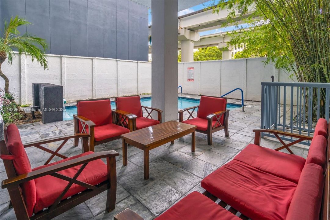 For Sale: $375,000 (1 beds, 1 baths, 784 Square Feet)