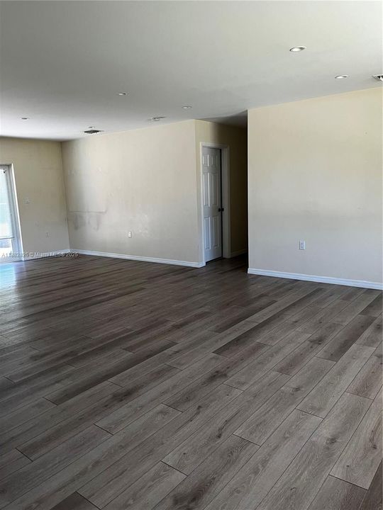 Под контрактом: $3,200 (3 спален, 2 ванн, 1710 Квадратных фут)