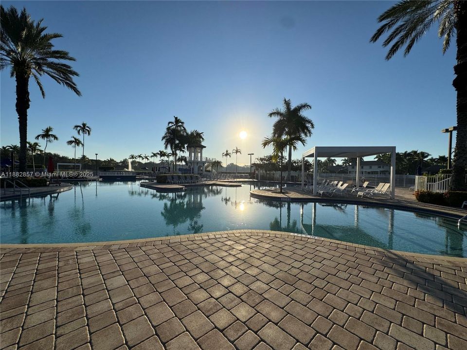 En Venta: $629,000 (3 camas, 2 baños, 1420 Pies cuadrados)