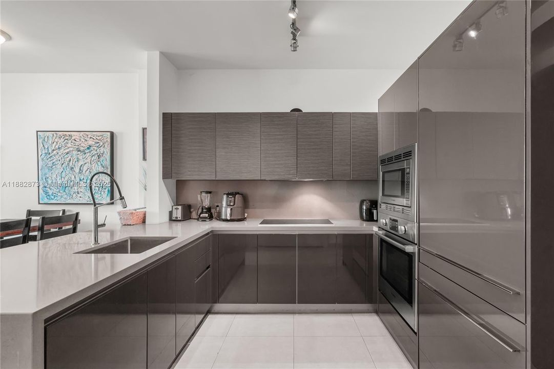 待售: $585,000 (1 贝兹, 1 浴室, 748 平方英尺)