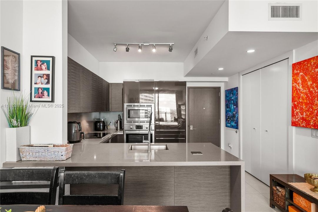 待售: $585,000 (1 贝兹, 1 浴室, 748 平方英尺)