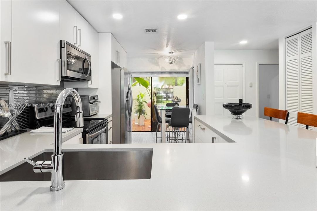 Под контрактом: $600,000 (3 спален, 2 ванн, 1712 Квадратных фут)