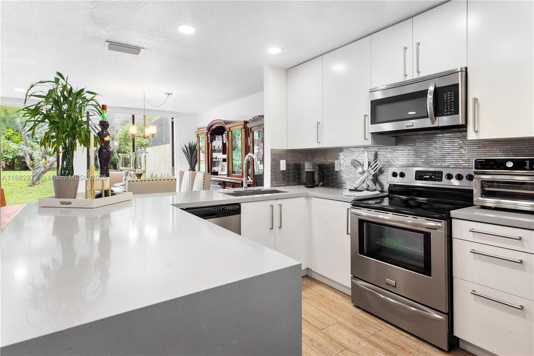 Под контрактом: $600,000 (3 спален, 2 ванн, 1712 Квадратных фут)