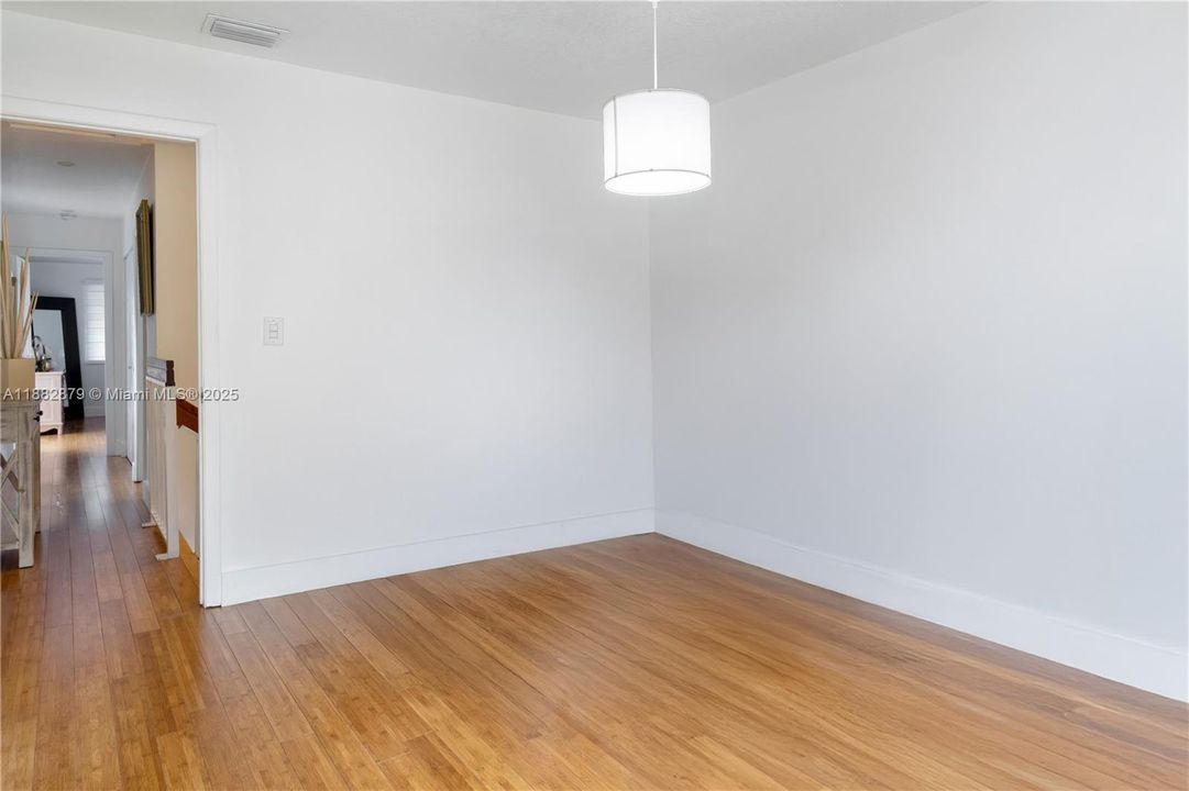 Под контрактом: $600,000 (3 спален, 2 ванн, 1712 Квадратных фут)