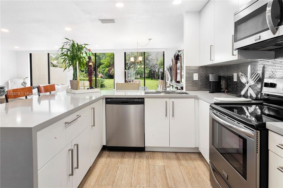 Под контрактом: $600,000 (3 спален, 2 ванн, 1712 Квадратных фут)